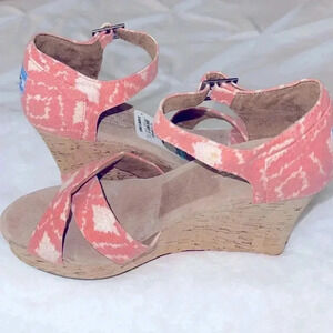TOMS Sienna Cork Wedge Sandals Coral Cream Size 9.5 NWOT Summer Shoes Vacation